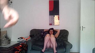 i'm wf and chubby, spreading my legs wide