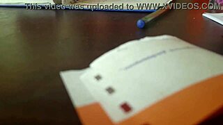 mi hermanastra me visita y descubro que no tiene bragas