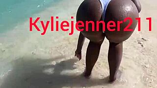 The story of following a woman on the beach and convincing her for public anal sex