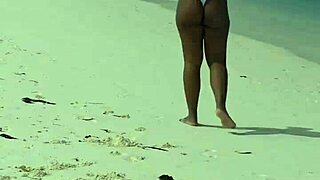 The story of following a woman on the beach and convincing her for public anal sex