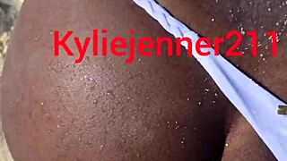 The story of following a woman on the beach and convincing her for public anal sex