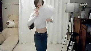 Hey, that sexy Chinese girl is dancing on cam.