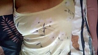 morena caliente recien levantada con los pezones de su tetas duras y con el co�o mojado se hace un rapidin