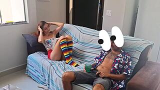 padrasto persegue enteada e entra no banheiro com ela dentro?