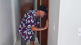 padrasto persegue enteada e entra no banheiro com ela dentro?