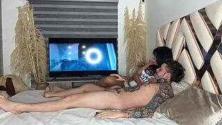 la mejor amiga de mi novia chupa mi verga cuando cuando ella se distrae