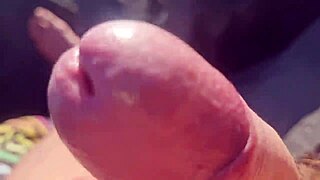 Amatoriale Pubblico - Sega In Pubblico E Un Cazzo Carico Di Piscio Esibizione In Pubblico