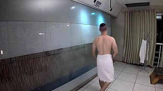 Putaria no pub with big cock blowjob and creampie.