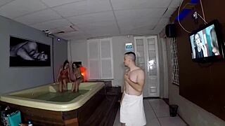 Putaria no pub with big cock blowjob and creampie.