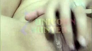 Esfregando a bucetinha resolvi dedar o cuzinho também