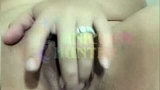 Esfregando a bucetinha resolvi dedar o cuzinho também