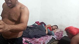 novinha vs coroa pegando firme