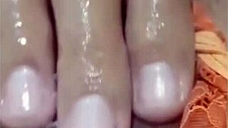 O primo do meu marido estava escondido me olhando bater ciririca n�o aquentei chamei ele dei gostoso