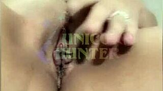 Esfregando a bucetinha resolvi dedar o cuzinho também