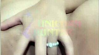 Esfregando a bucetinha resolvi dedar o cuzinho também