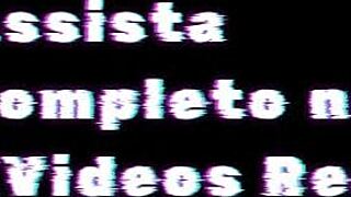 Esfregando a bucetinha resolvi dedar o cuzinho também