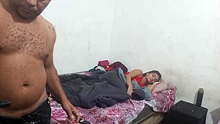 novinha vs coroa pegando firme