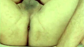 O primo do meu marido estava escondido me olhando bater ciririca n�o aquentei chamei ele dei gostoso