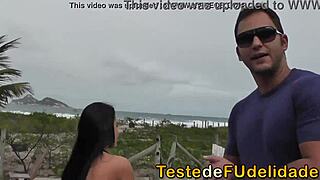 Pegando a gostosa da praia com grande bunda