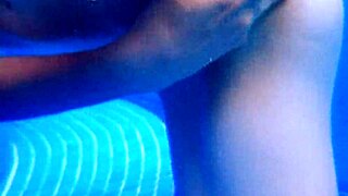 Ariel ortiz se masturba debajo del agua en la piscina enorme, what a sight!