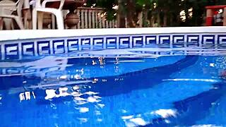 Ariel ortiz se masturba debajo del agua en la piscina enorme, what a sight!