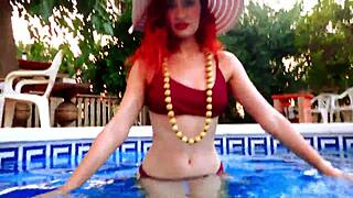 Ariel ortiz se masturba debajo del agua en la piscina enorme, what a sight!