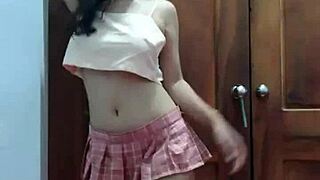 Khong Mac Ao Zu Quan Nut Nhay Ngoay