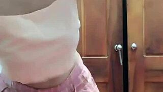 Khong Mac Ao Zu Quan Nut Nhay Ngoay