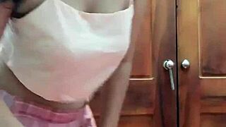 Khong Mac Ao Zu Quan Nut Nhay Ngoay