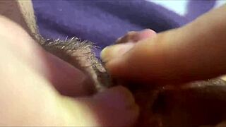 i rubbin my huge clit and jerkin to orgasm