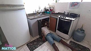 encanador negro fode a patroa nicoly mattos na pia da cozinha