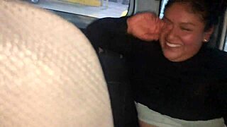 madre soltera me chupa la pinga en un taxi paseando por las calles de lima