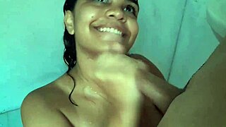 entro a la ducha de mi hermanastra caliente para follarla duro por ese coño estrecho - porno en espanol