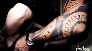 oletsha blonde aux gros seins rejoind lola pour un trio fougueux