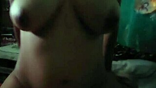 Tetas grandes naturales cabalgando vaquera y gemidos viendo tv para que no escuchen sus vecinos madre soltera cogiendo rico quiero lechazos en mis tetas