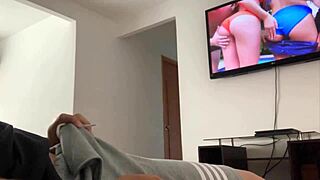 Pensé que estaba solo en casa pero resulta que mi madrastra me estaba espiando mientras me masturbaba en la sala de estar