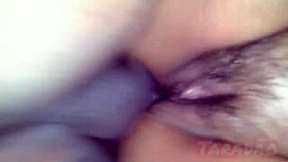 puta safada engolindo minha mão com a buceta