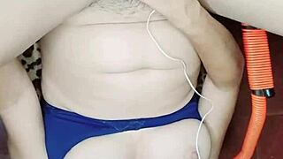 Que sabroso se siente bien profundo este enorme pollon y mira como sale mi leche a chorros