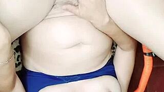 Que sabroso se siente bien profundo este enorme pollon y mira como sale mi leche a chorros