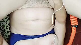 Que sabroso se siente bien profundo este enorme pollon y mira como sale mi leche a chorros