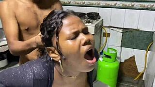 Le follo el coño a mi hermanastra con mi gran polla