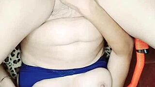 Que sabroso se siente bien profundo este enorme pollon y mira como sale mi leche a chorros