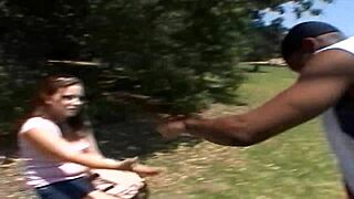 Une excitée suce et baise une grosse bite noire pour sa dose interraciale