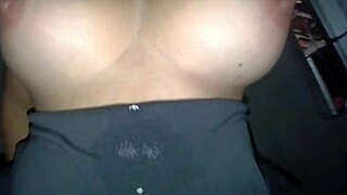 Morena com peitos perfeitos naturais e grandes cavalgando como uma vaqueira fudendo a buceta r�pido e com for�a v�deo amador brasileiro