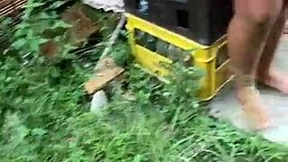 mi vecino me espera a la entrada de mi puerta con la verga parada