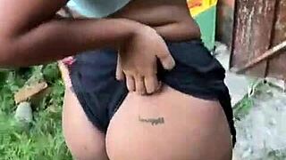 mi vecino me espera a la entrada de mi puerta con la verga parada