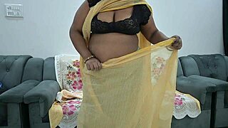 Hey, check out this desi saree aunty flashing her tits.