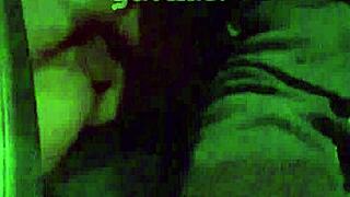 Casada da para macho dentro carro rua enquanto corno dirige