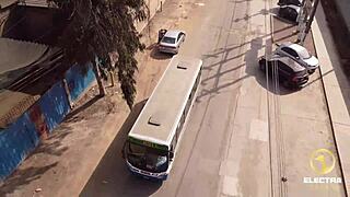 peruana pelirroja folla con el cobrador de combi para no pagar el pasaje