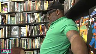 sexo na biblioteca safadinha recepcionista fode no meio do trabalho